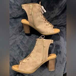 Dr. Scholl’s - Tan Microsuede Powdered Lace Up Sandal 11M NWT!